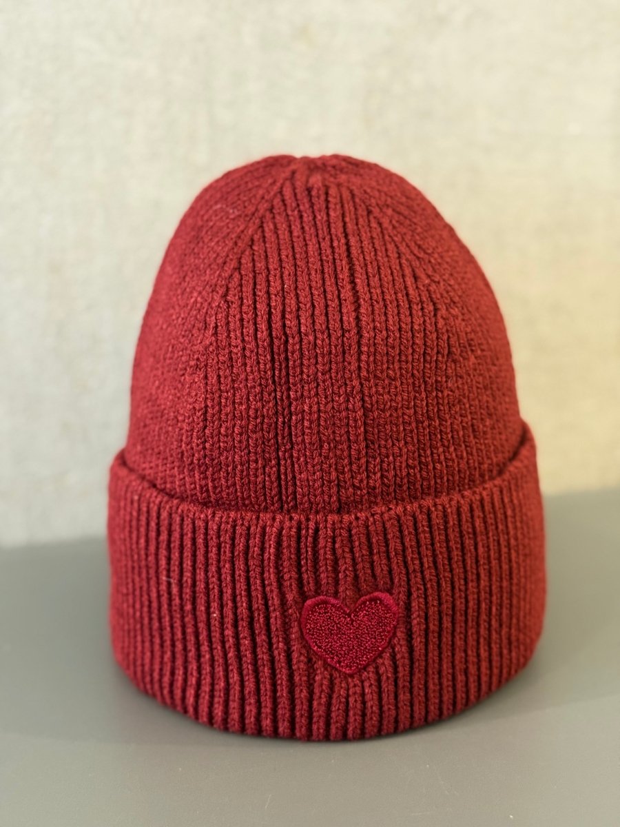 Beanie bordeaux mit Herz - I - Wear Mode GmbH