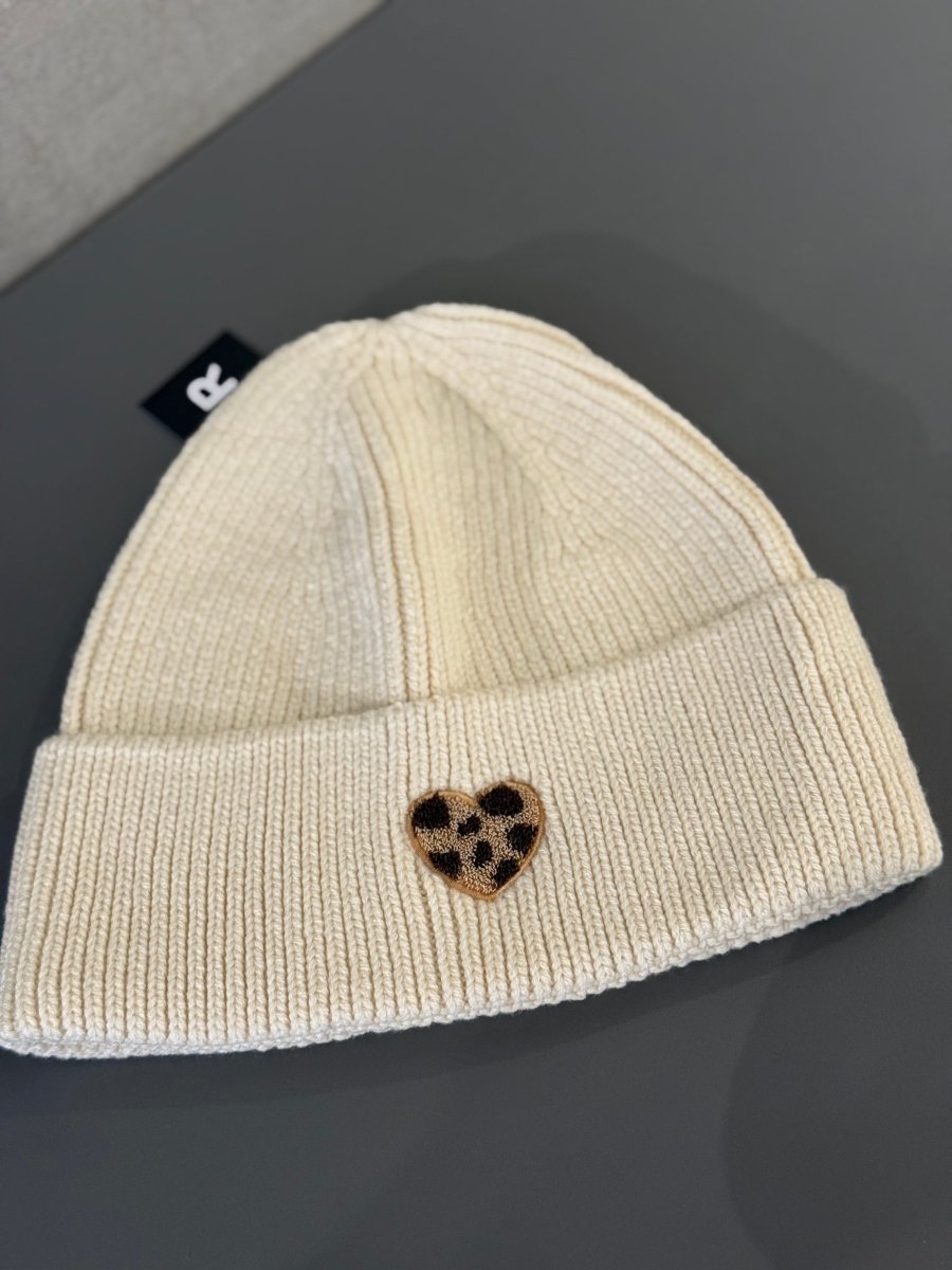 Beanie creme mit Leo Herz - I - Wear Mode GmbH