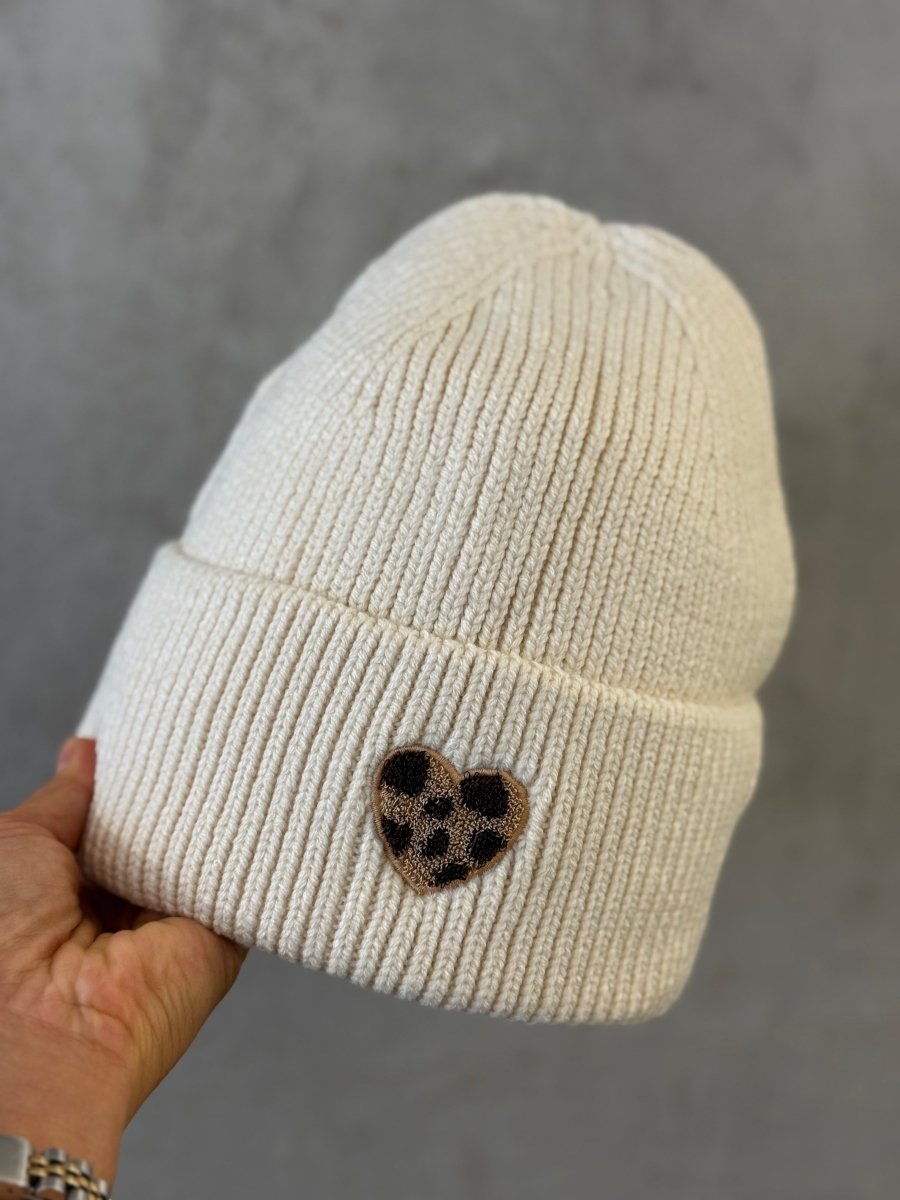 Beanie creme mit Leo Herz - I - Wear Mode GmbH