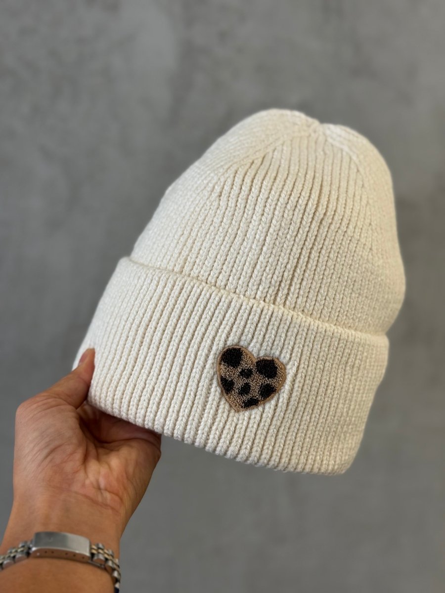 Beanie creme mit Leo Herz - I - Wear Mode GmbH