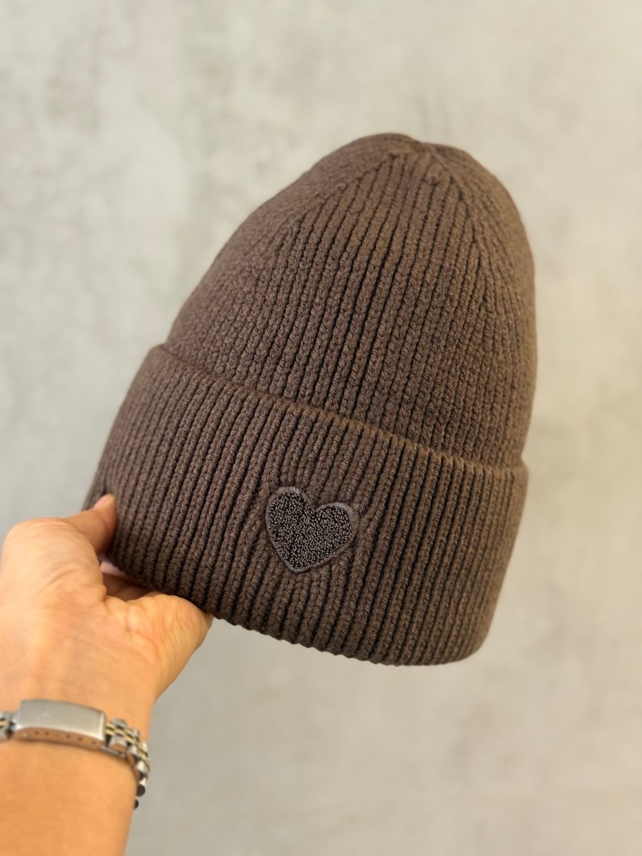 Beanie schoko mit Herz - I - Wear Mode GmbH