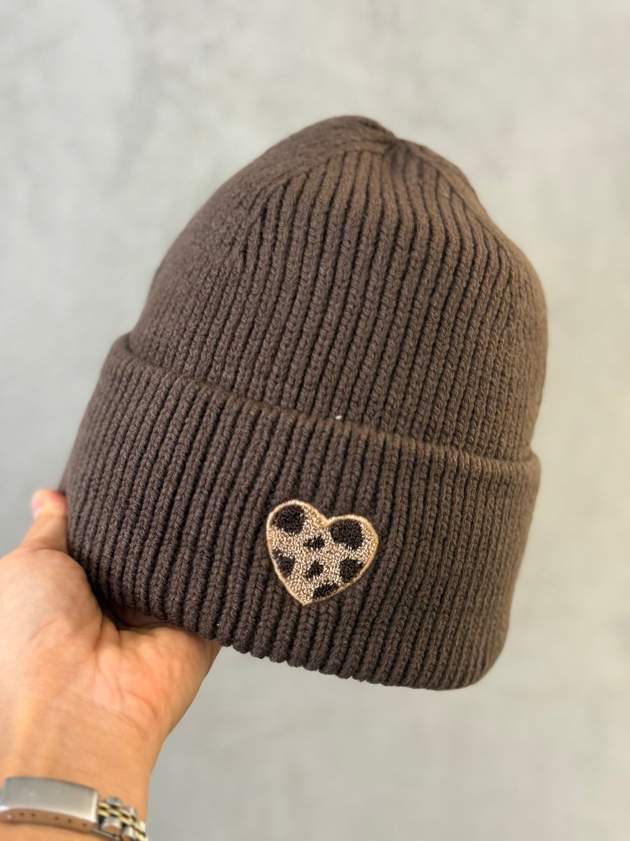 Beanie schoko mit Leo Herz - I - Wear Mode GmbH