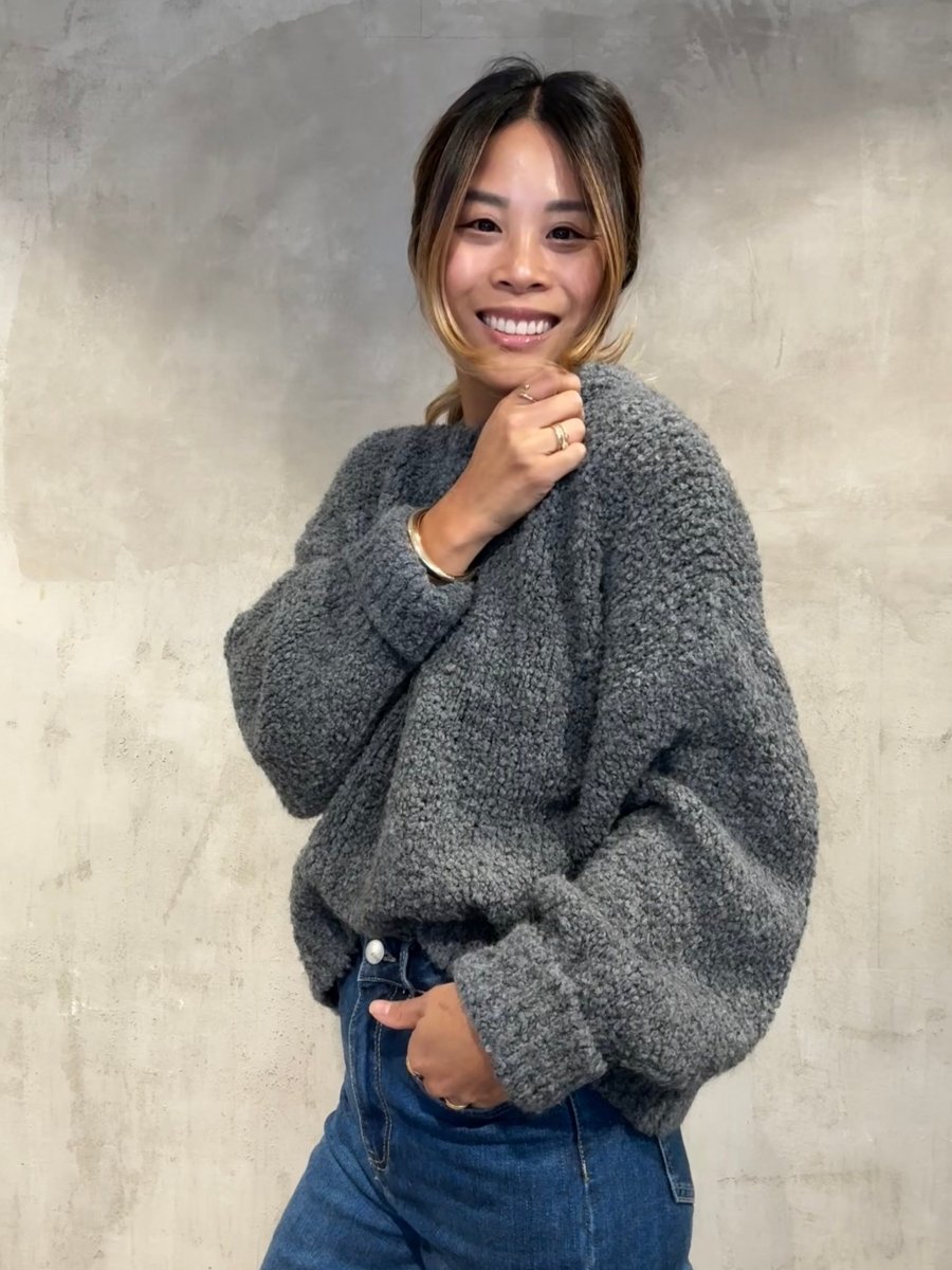 Kurzer Bouclé Pullover dark grey - I - Wear Mode GmbH